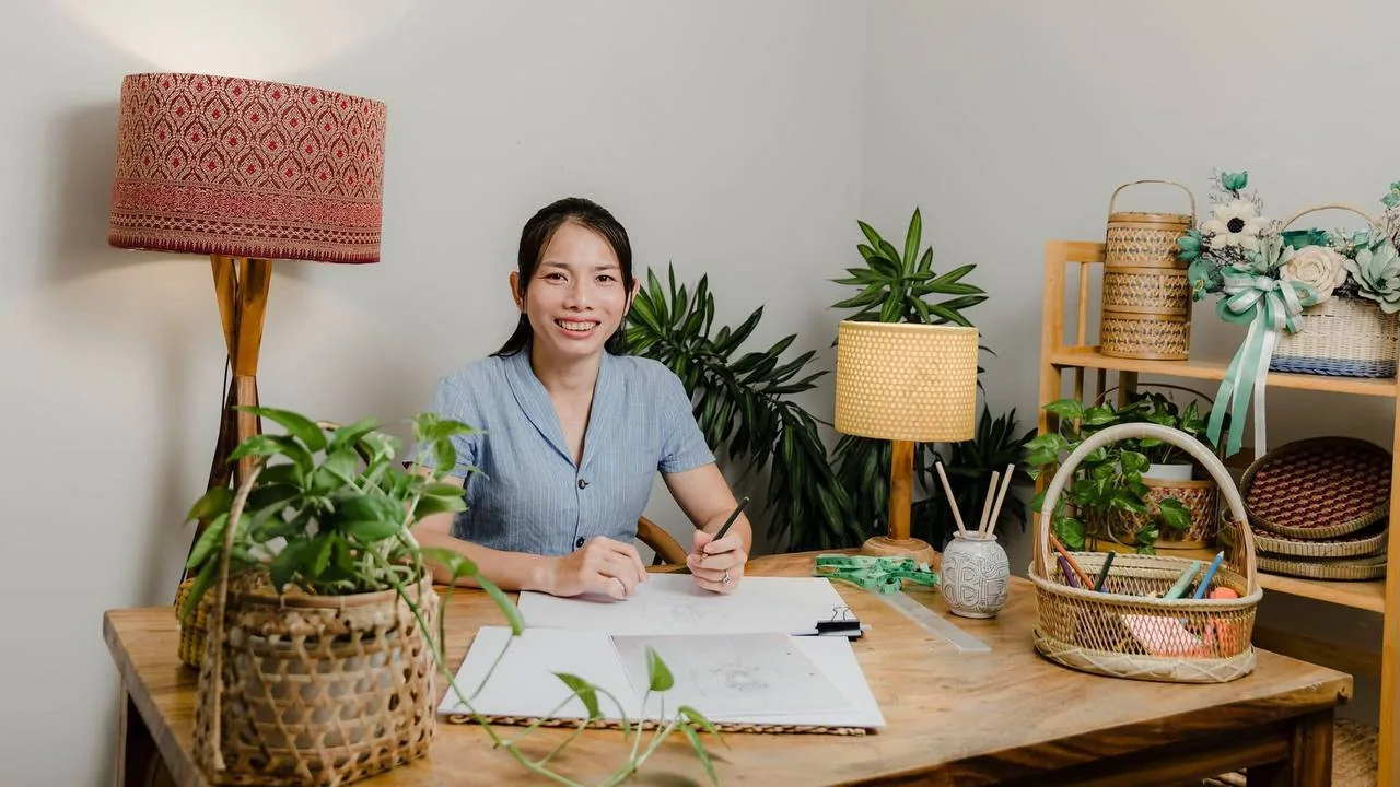 Người thiết kế Norea làm việc với bản vẽ và sản phẩm tại xưởng